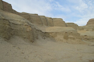 荒凉沙漠中的奇特土丘地貌