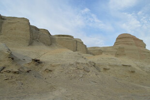 荒凉沙漠中的奇特土丘景观