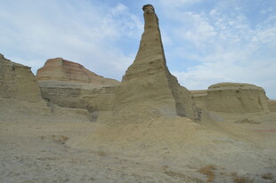 沙漠中的奇特锥形岩石景观