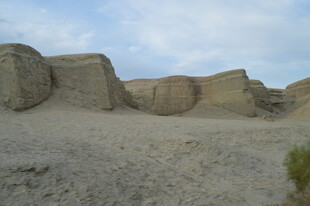 沙漠中的古老土丘遗迹