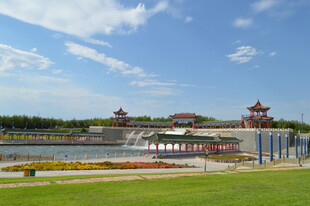 中式建筑景观 开阔绿地蓝天