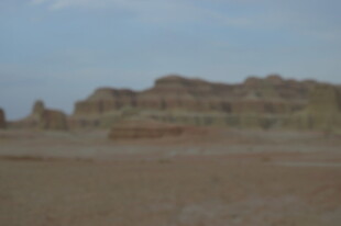 荒漠中的奇特土丘景观