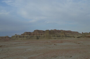沙漠中的古老土筑遗迹