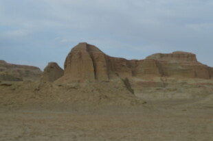 荒凉戈壁中的奇特土丘