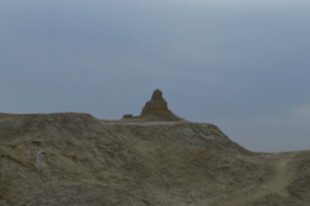 沙漠中的孤立土堆