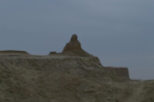 荒凉地貌中的奇特土堆