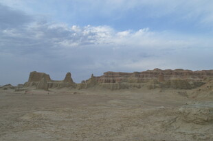 荒凉戈壁中的奇特地貌