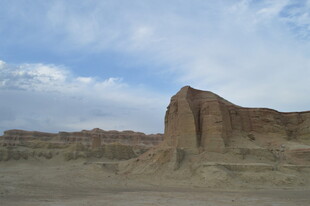 沙漠中的独特土岩景观