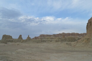 荒漠中的古老土丘景观