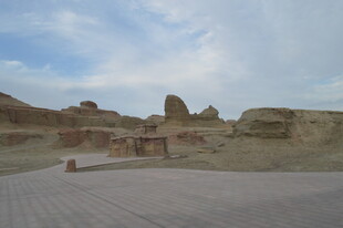 沙漠中的古老遗迹景观