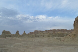 荒凉戈壁中的古老遗迹