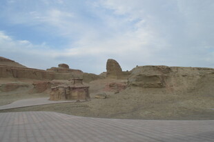 荒凉戈壁中的古老遗迹