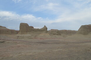 荒凉戈壁中的奇特地貌