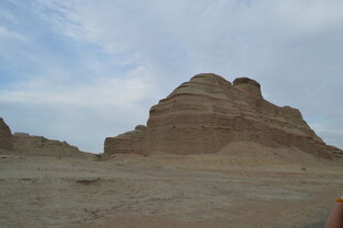 沙漠中的奇特土丘景观