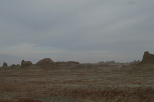 荒凉旷野中的奇特地貌