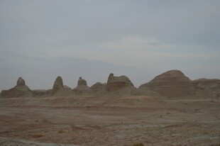 荒凉戈壁中的奇特土丘