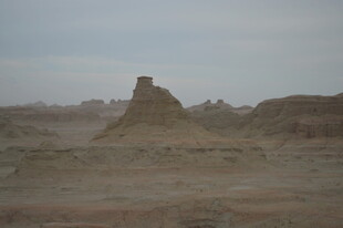 沙漠中的古老土堆遗迹