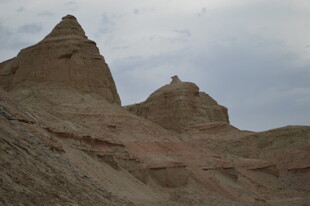 荒凉沙漠中的奇特土丘