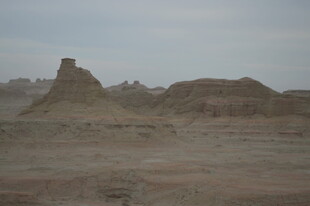 荒凉沙漠中的奇特土丘景观