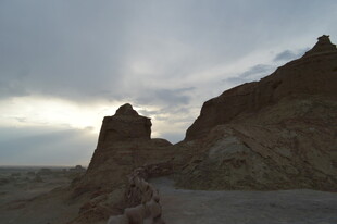 荒漠中的奇特岩石景观