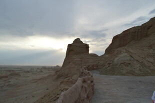 沙漠中的古老土丘景观