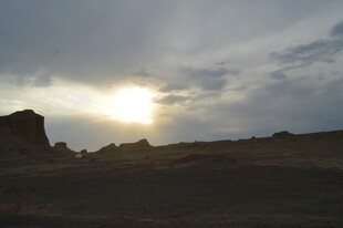 黄昏下的荒凉旷野景象