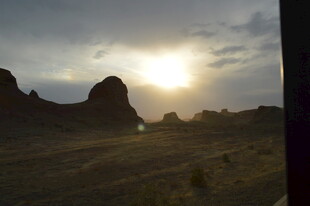 夕阳下的旷野岩石景观