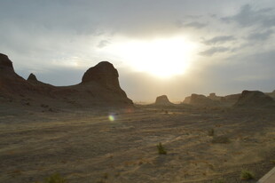 沙漠夕阳下的奇特岩石景观