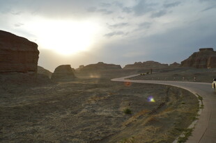 夕阳下的旷野公路