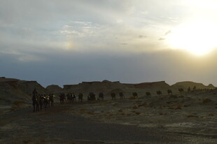 沙漠黄昏下的古老遗迹