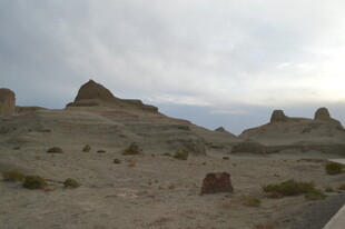 荒漠中的奇特土丘景观