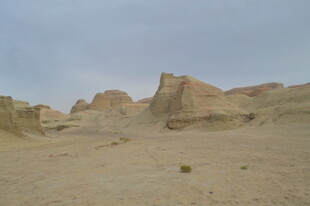 荒凉沙漠中的奇特土丘景观