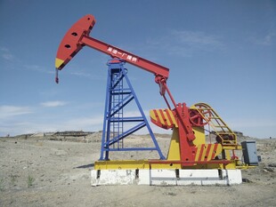 沙漠中的抽油机设备