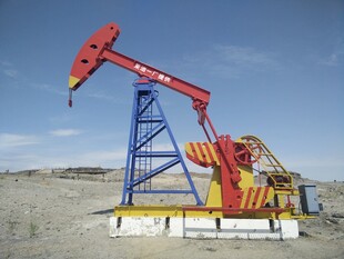 沙漠中的抽油机