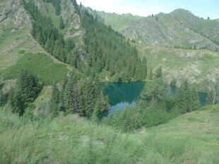 山间幽蓝湖泊风景