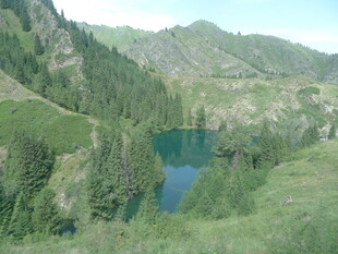 山间幽蓝湖泊美景