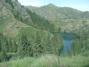 山间幽湖 绿意环绕的美景