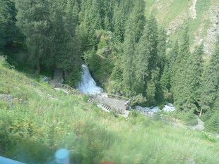 山间瀑布旁的翠绿景致