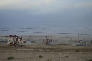 油田景观中的抽油机