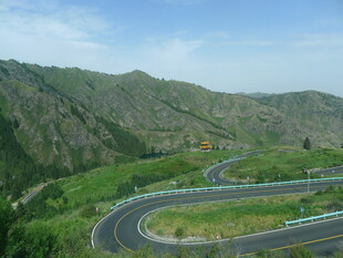 蜿蜒公路穿行于青山绿野