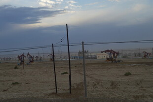 沙漠围栏处的荒芜景象