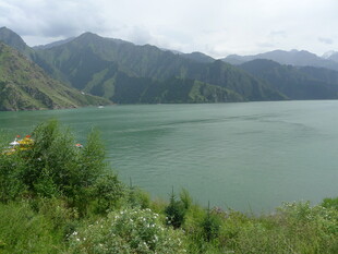 青山环绕的碧绿湖泊风景