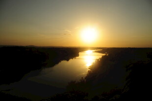 夕阳下的河畔美景