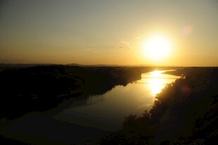 夕阳下的河畔美景