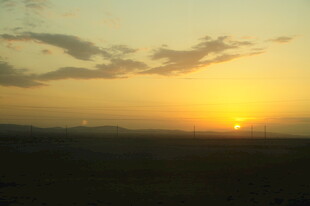 夕阳西下的广袤原野
