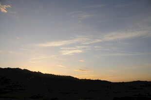 黄昏时分的山峦与天空