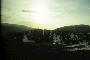 夕阳下的山水美景