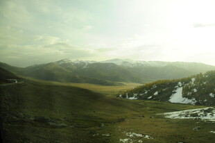山间美景 草原与雪的邂逅