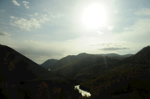 山间晨光下的蜿蜒公路