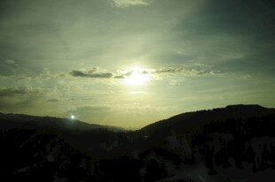 日落山峦间美景